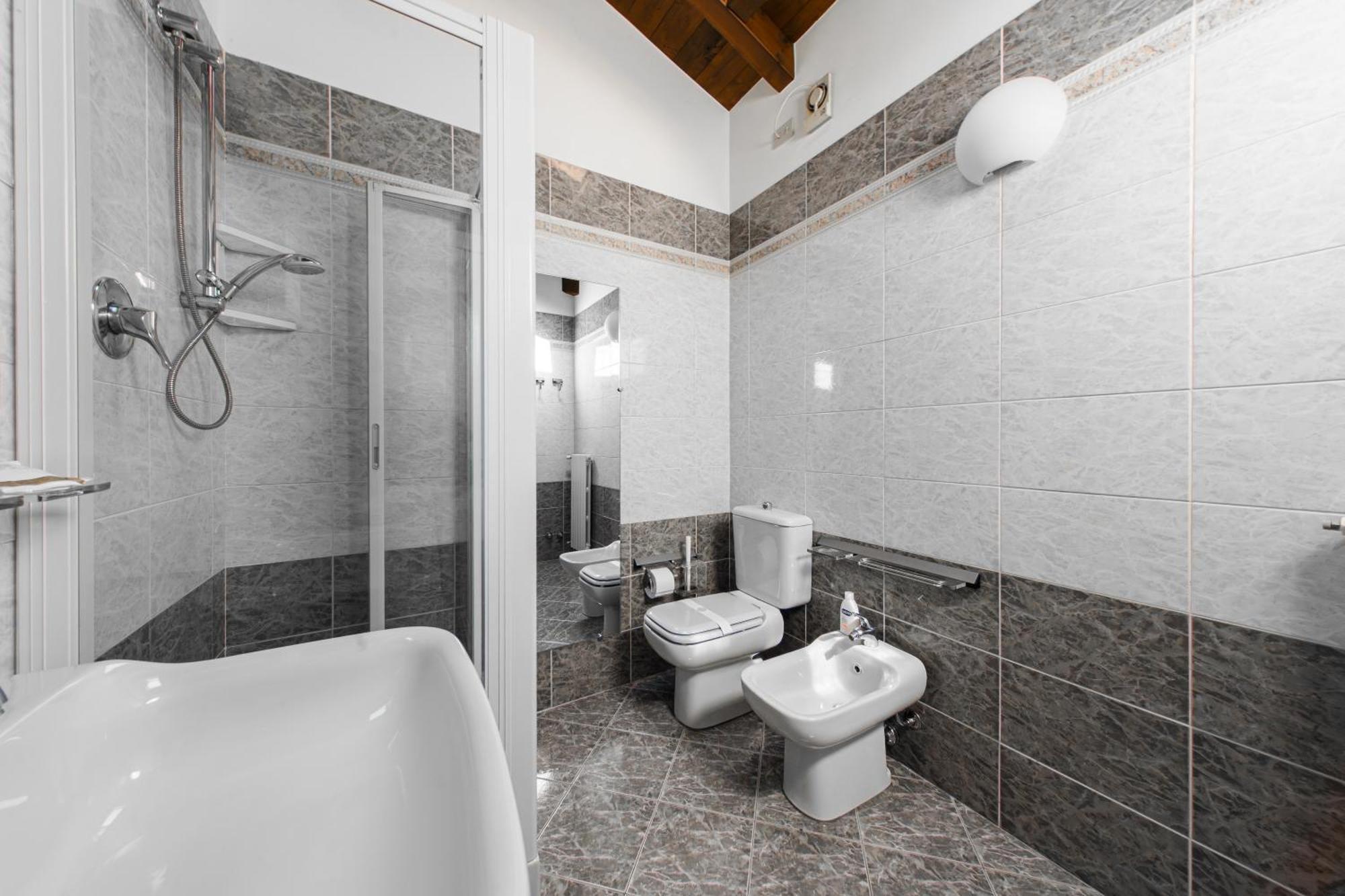 The Gallery Apartment Center Болонья Экстерьер фото
